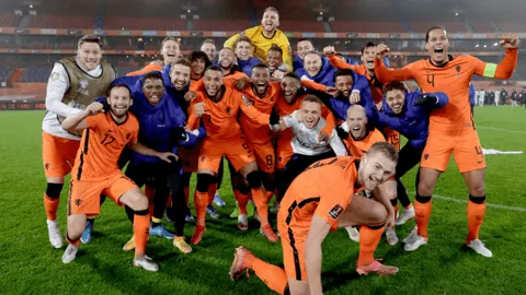 韩球迷热议：孙兴慜遇草坪问题，主场草坪争议再起